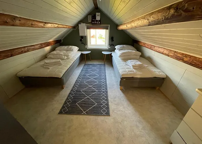 Lofoten_beach_eggum_cabin *